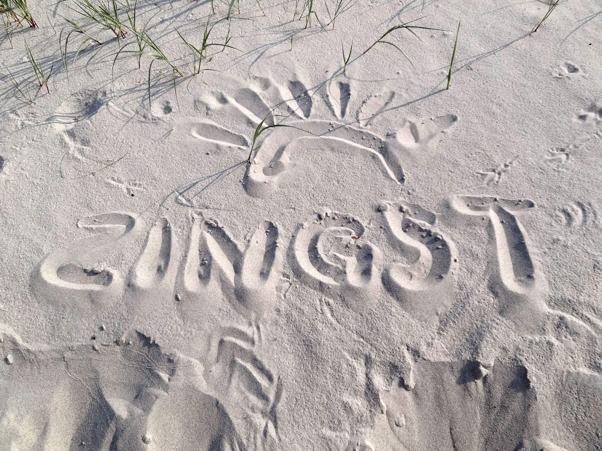 Schrift "Zingst" im Sand